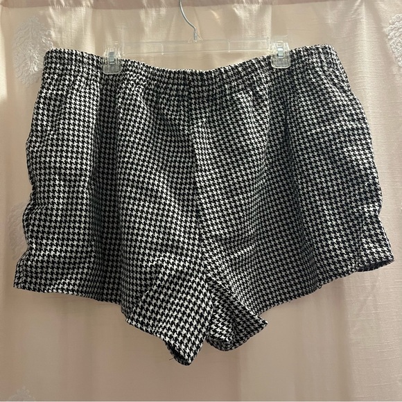 Black and White Houndstooth Wrap Skort with Faux Button Details NWOT - Picture 7 of 15